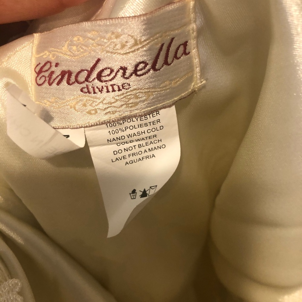 Dresses - Picture 14 of 16